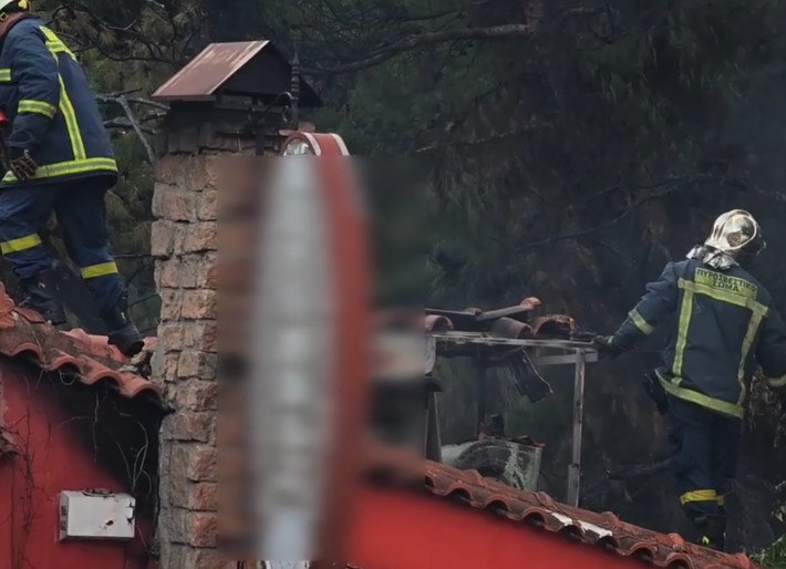 Πυρκαγιά σε καφέ μπαρ στους Άγιους Αναργύρους – Καταστράφηκε ολοσχερώς το κατάστημα