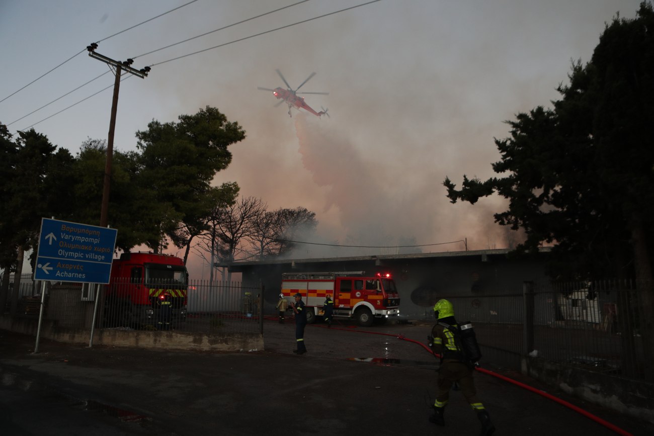 Σε εξέλιξη η μεγάλη φωτιά σε εργοστάσιο ξυλείας στις Αχαρνές, με επέκταση σε επιχείρηση υποδημάτων