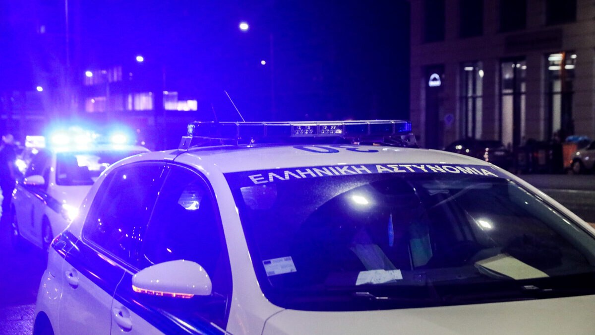Αδιανόητο τροχαίο στη Λαμία: Αυτοκίνητο βρέθηκε κρεμασμένο στο κενό