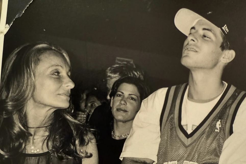 Ο Μαρκ Ρόνσον αποκαλύπτει τα μυστικά της DJ σκηνής της δεκαετίας του ’90: Μουσική, ναρκωτικά και ο Diddy
