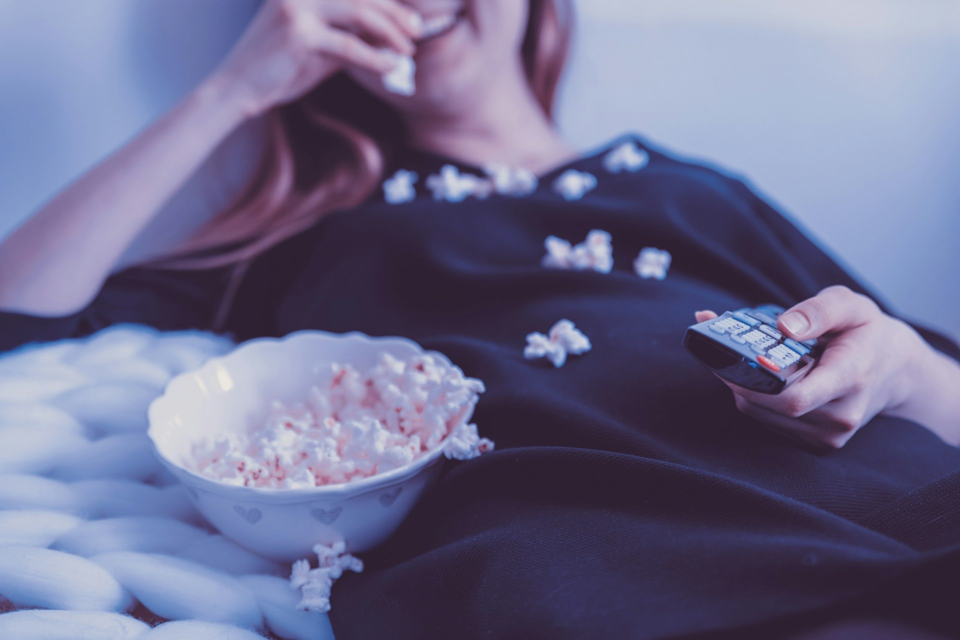 Hate-watching: Γιατί παρακολουθούμε με τόση ένταση σειρές που αγαπάμε να μισούμε;
