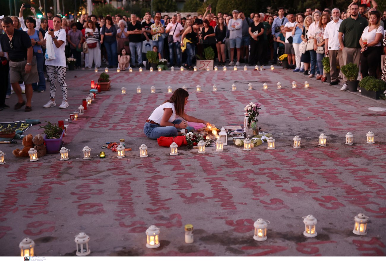 Τέμπη: Αντιπαράθεση κυβέρνησης και αντιπολίτευσης για το αίτημα εκταφής των θυμάτων