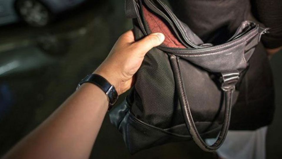 Συνελήφθη 31χρονος τσαντάκιας στο Χαλάνδρι μετά από κλοπή πορτοφολιού από ηλικιωμένη