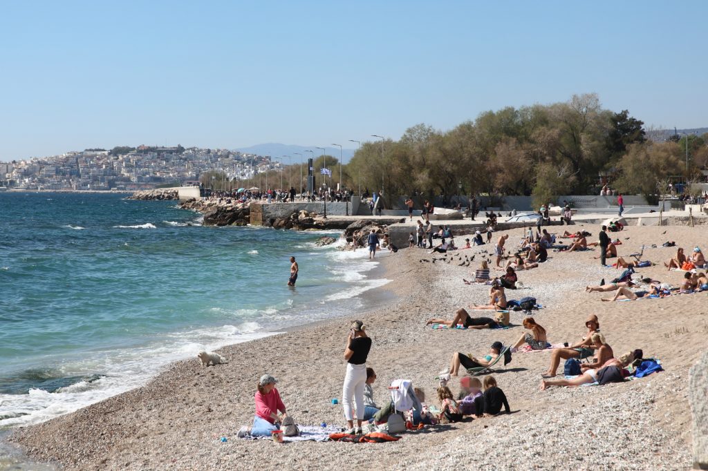 Καμένα Βούρλα: Απαγόρευση κολύμβησης στην παραλία του κάμπινγκ του ΕΟΤ λόγω υπερβάσεων σε μικροβιακό φορτίο