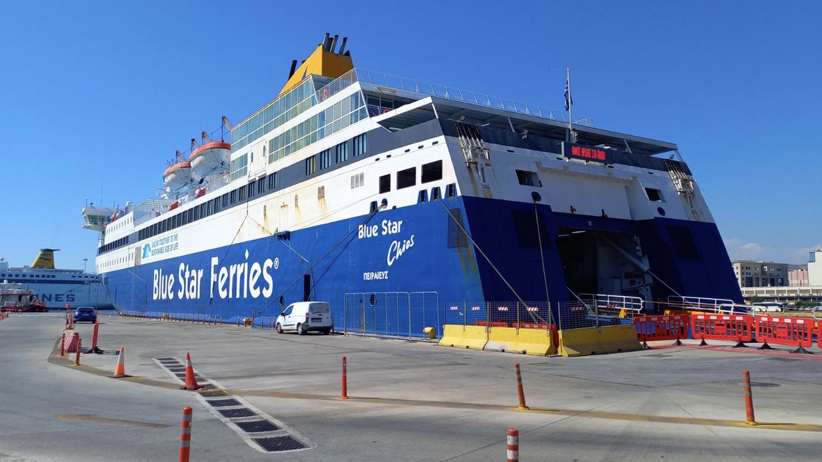 Συνελήφθησαν ο πλοίαρχος και ο α΄ μηχανικός του Blue Star Χίος μετά τον θάνατο 20χρονου ναυτικού