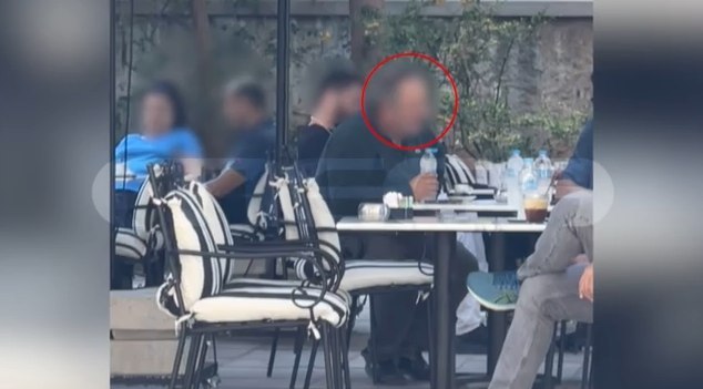 Βίντεο ντοκουμέντο με τον διευθυντή της καρδιοχειρουργικής κλινικής του Ιπποκρατείου να απολαμβάνει καφέ ενώ δήλωσε νοσηλεία σε ΜΑΦ