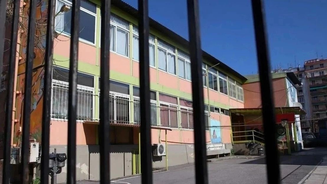 Συνελήφθη 14χρονος που φωτογράφισε 9χρονο μαθητή σε τουαλέτες σχολείου στο Γαλάτσι