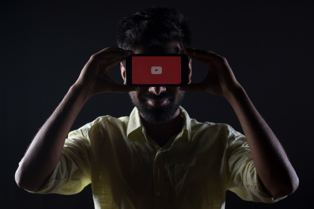 Το YouTube επαναφέρει τα κανάλια που είχαν αποκλειστεί λόγω παραπληροφόρησης για Covid και εκλογές