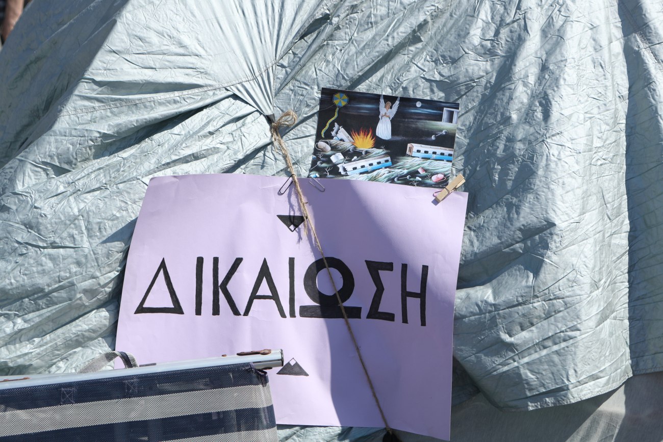 Συνεχίζει την απεργία πείνας έξω από τη Βουλή ο Πάνος Ρούτσι