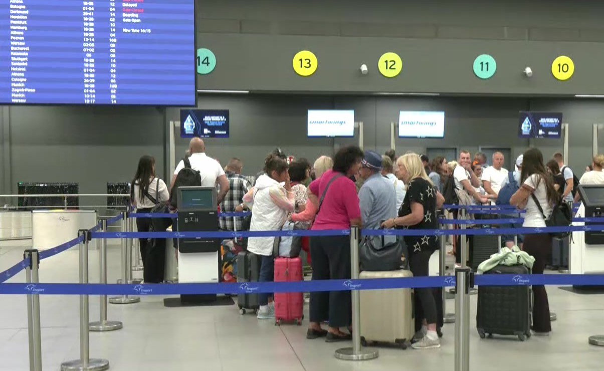 Καθυστερήσεις προκαλούν ταλαιπωρία σε εκατοντάδες ταξιδιώτες στο Ελευθέριος Βενιζέλος και τη Θεσσαλονίκη