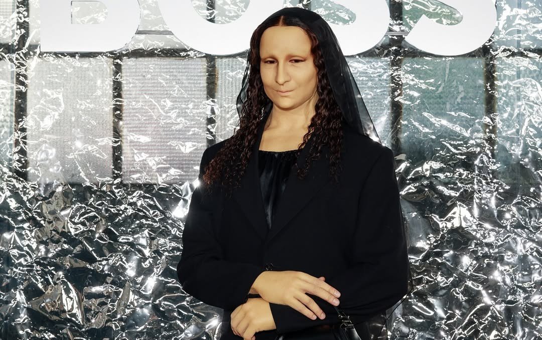 Η drag queen Alexis Stone ενσαρκώνει τη Μόνα Λίζα σε μια εντυπωσιακή επίδειξη μόδας στο Μιλάνο