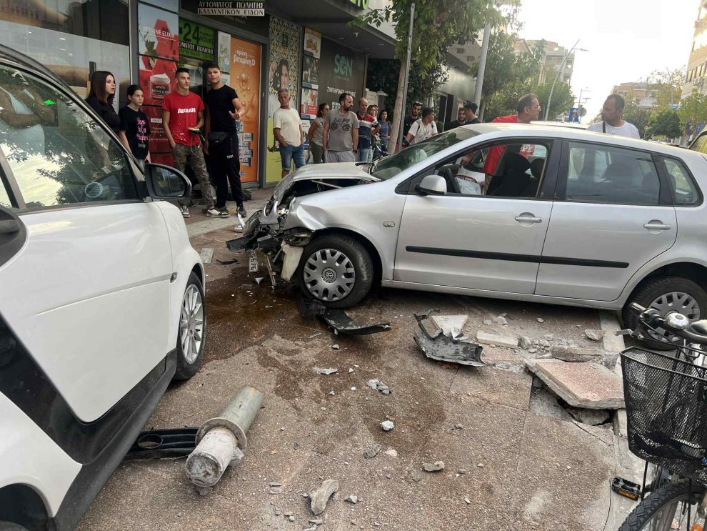 Καλαμάτα: Σφοδρή σύγκρουση δύο ΙΧ κοντά σε φαρμακείο – Στο νοσοκομείο οι οδηγοί