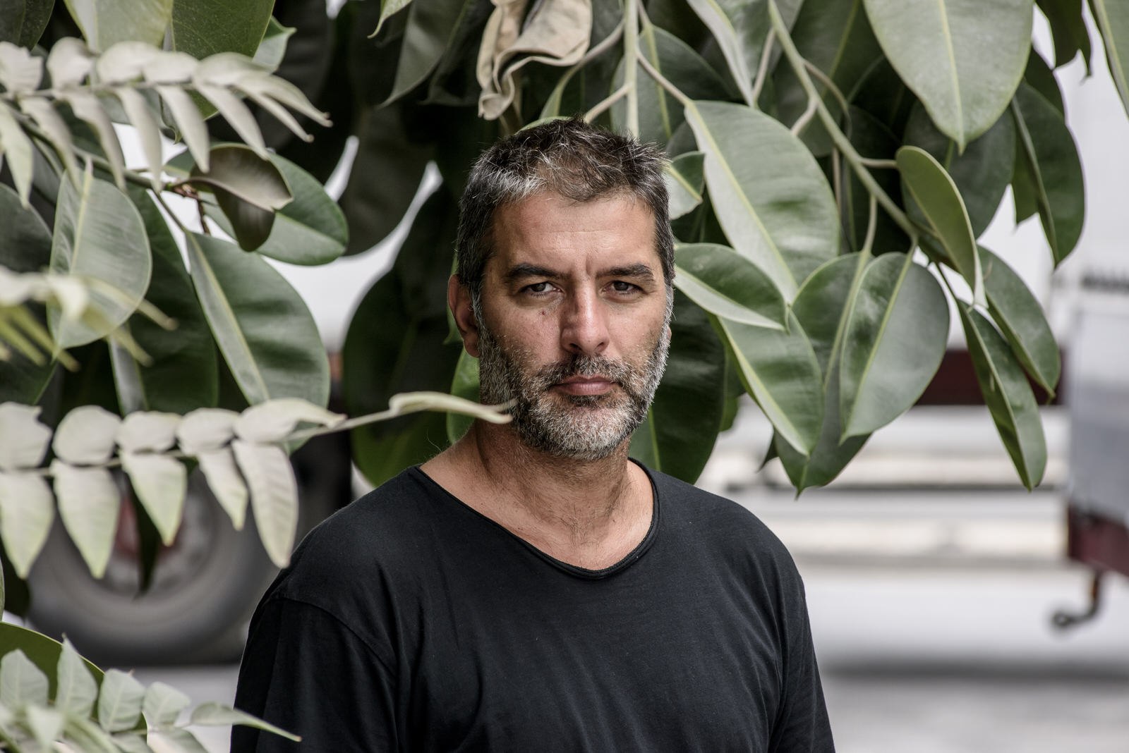 Βασίλης Μπισμπίκης: Ζημιές σε δέκα αυτοκίνητα και εγκατάλειψη του σημείου