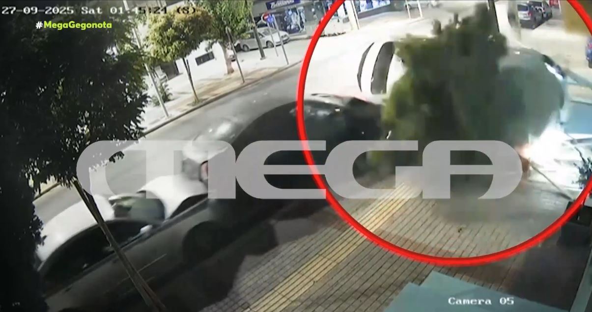 Ίλιον: Σοκαριστικό βίντεο από την τρελή πορεία αυτοκινήτου που κατέληξε σε βιτρίνα καταστήματος