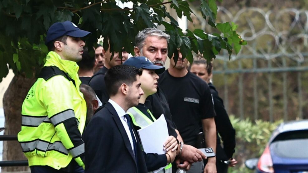 Ελεύθερος ο Βασίλης Μπισμπίκης: Αναβολή της δίκης για τις 8 Οκτωβρίου