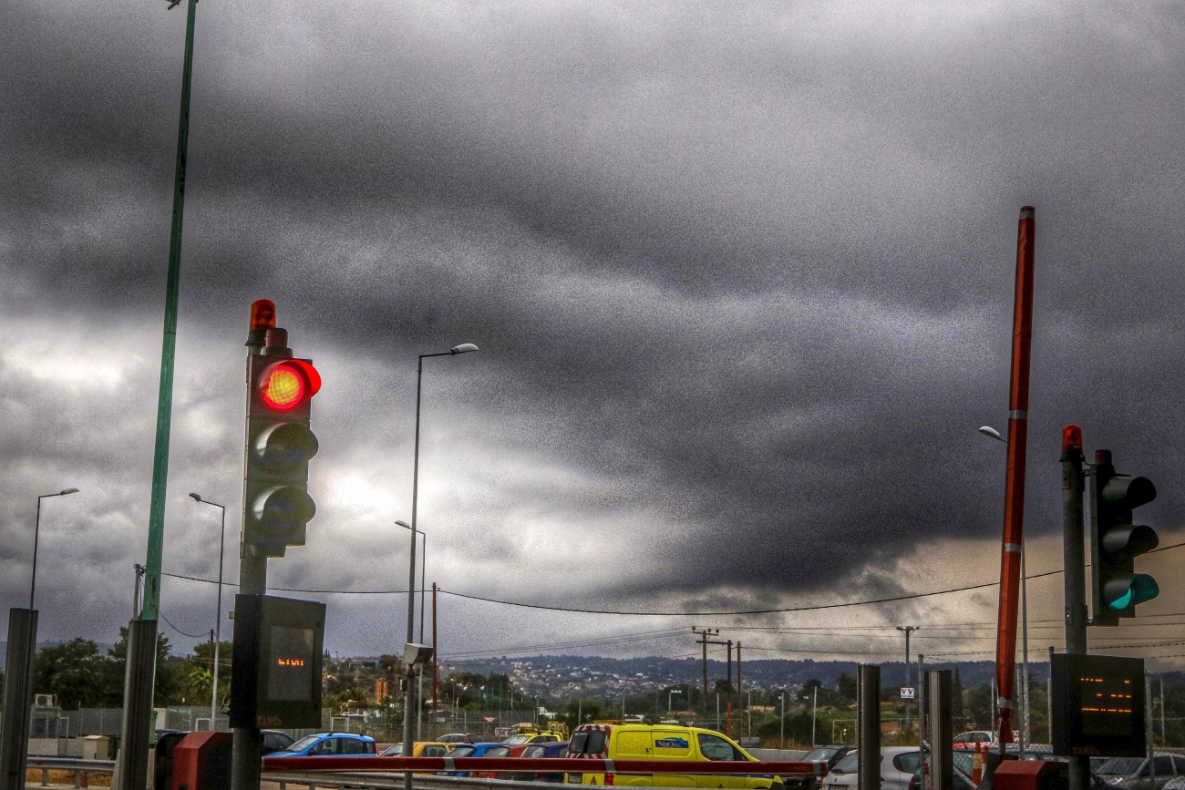 Απότομη πτώση της θερμοκρασίας, θυελλώδεις άνεμοι και καταιγίδες – Πόσο θα διαρκέσει η κακοκαιρία τύπου Π