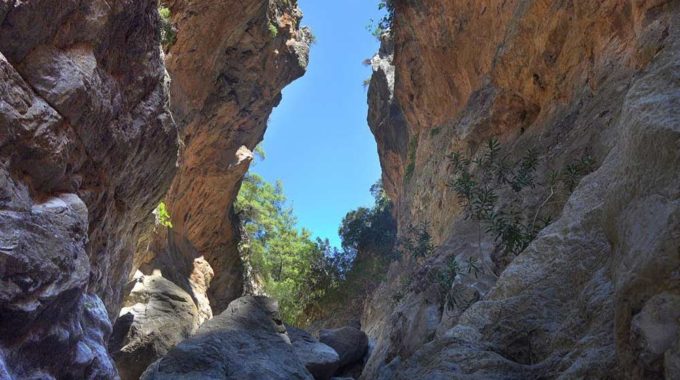 Κρήτη: Στο νοσοκομείο μεταφέρθηκε ο πεζοπόρος μετά από πτώση στο φαράγγι της Σαρακίνας