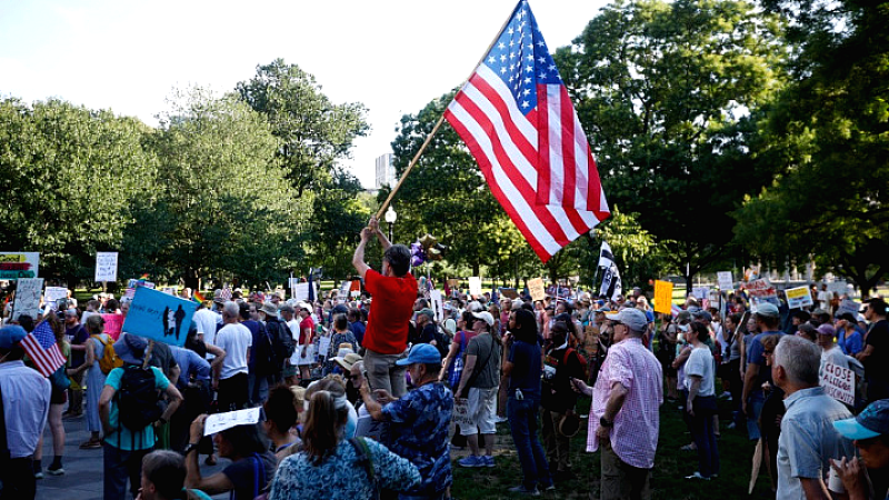 Εκατομμύρια διαδηλωτές αναμένεται να κατέβουν το Σάββατο στους δρόμους κατά της πολιτικής του Τραμπ και για την υπεράσπιση της δημοκρατίας