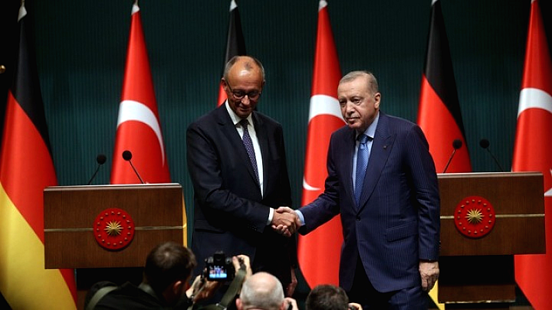 Η επίσκεψη Μερτς στην Τουρκία: Αντιφάσεις και προσδοκίες