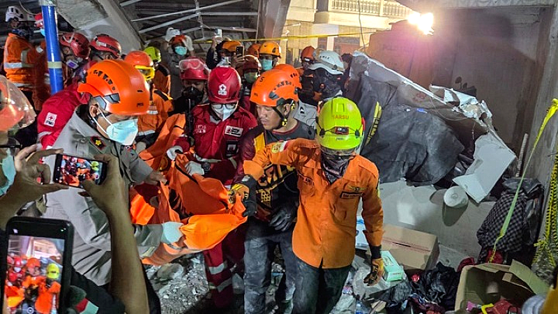 59 άνθρωποι παραμένουν εγκλωβισμένοι στα ερείπια οικοτροφείου στην Ινδονησία