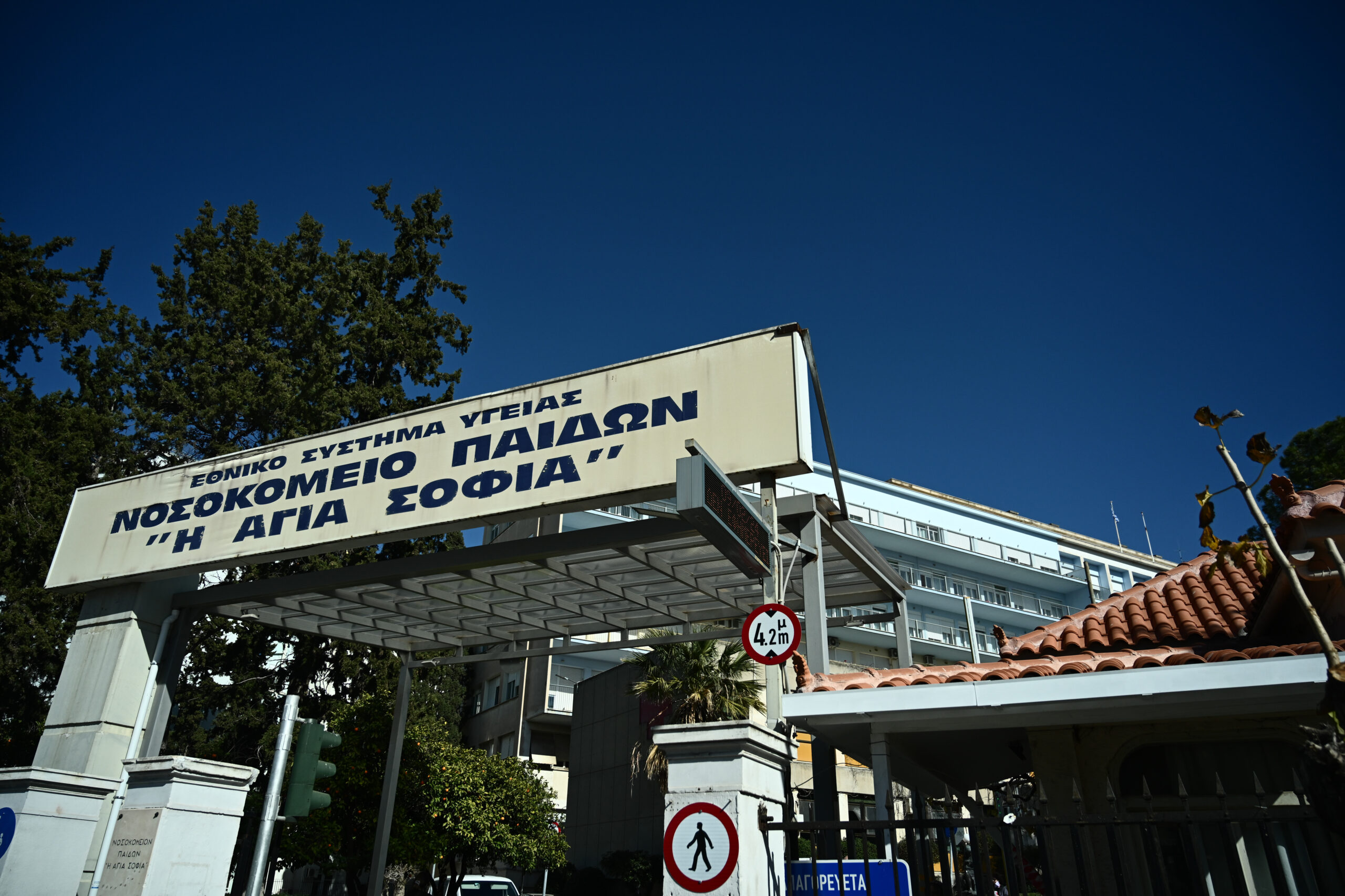Πατήσια: Με ανακοπή κινδύνευσε το ενός έτους κοριτσάκι μετά την εισπνοή ναρκωτικών – Ο πατέρας κάπνιζε κάνναβη δίπλα του για ώρες