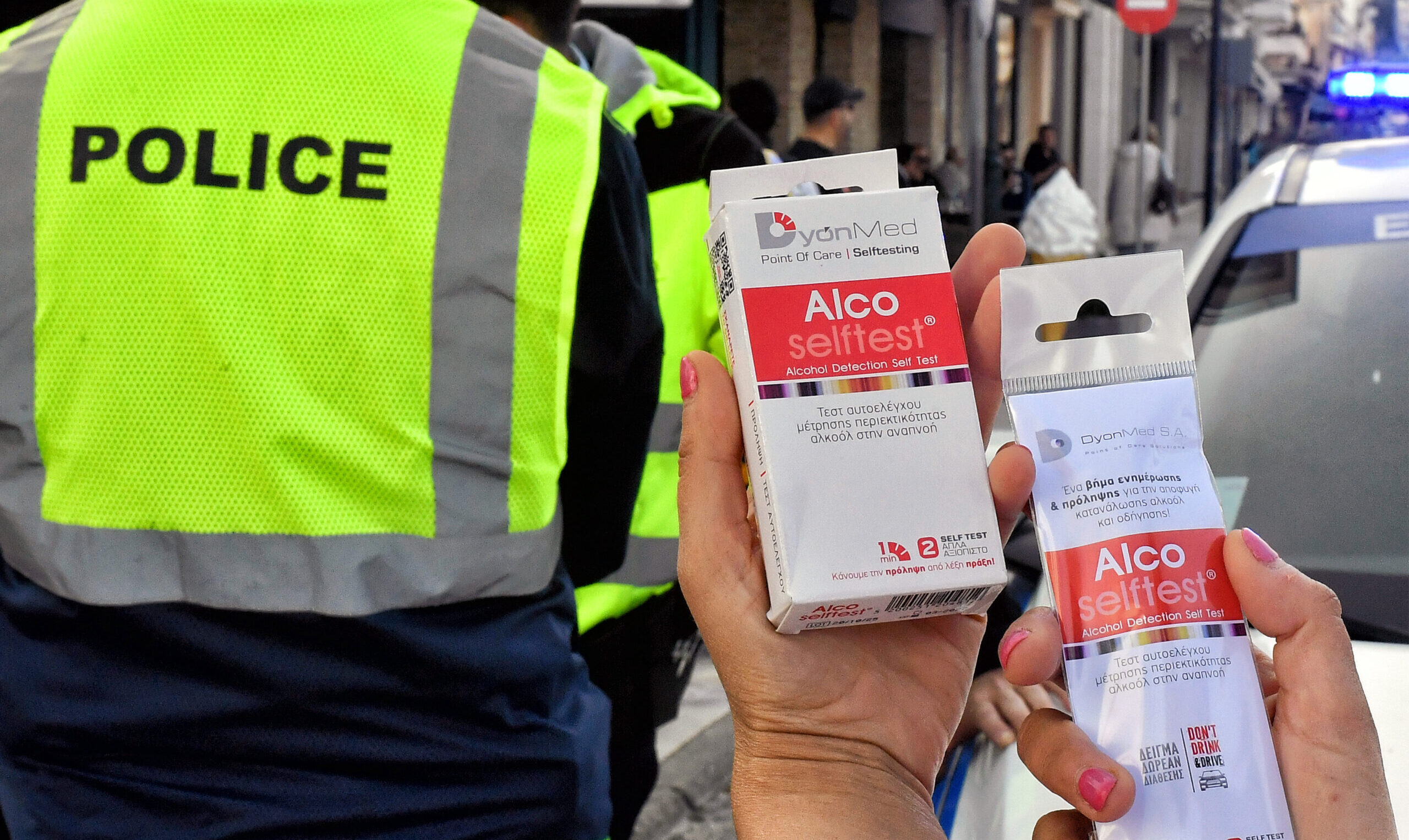 Θεσσαλονίκη: Μεθυσμένος 45χρονος αντί να φυσήξει αλκοτέστ, το ρούφηξε – Έριξε κάτω τους αστυνομικούς που τον συνέλαβαν