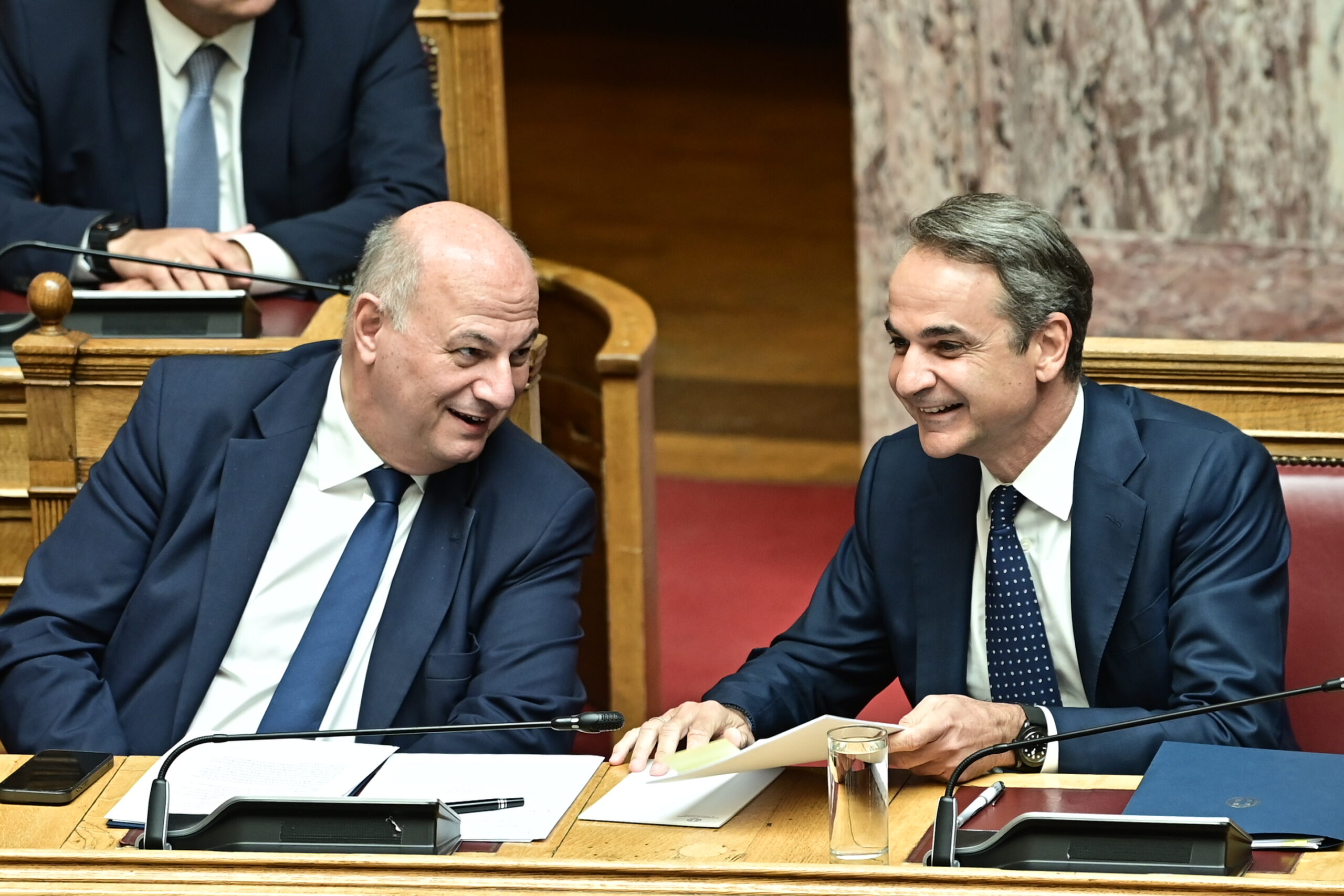 Δύσκολες ώρες για τον Τσιάρα: Σφοδρές επικρίσεις από βουλευτές της ΝΔ για το μπλοκάρισμα των επιδοτήσεων