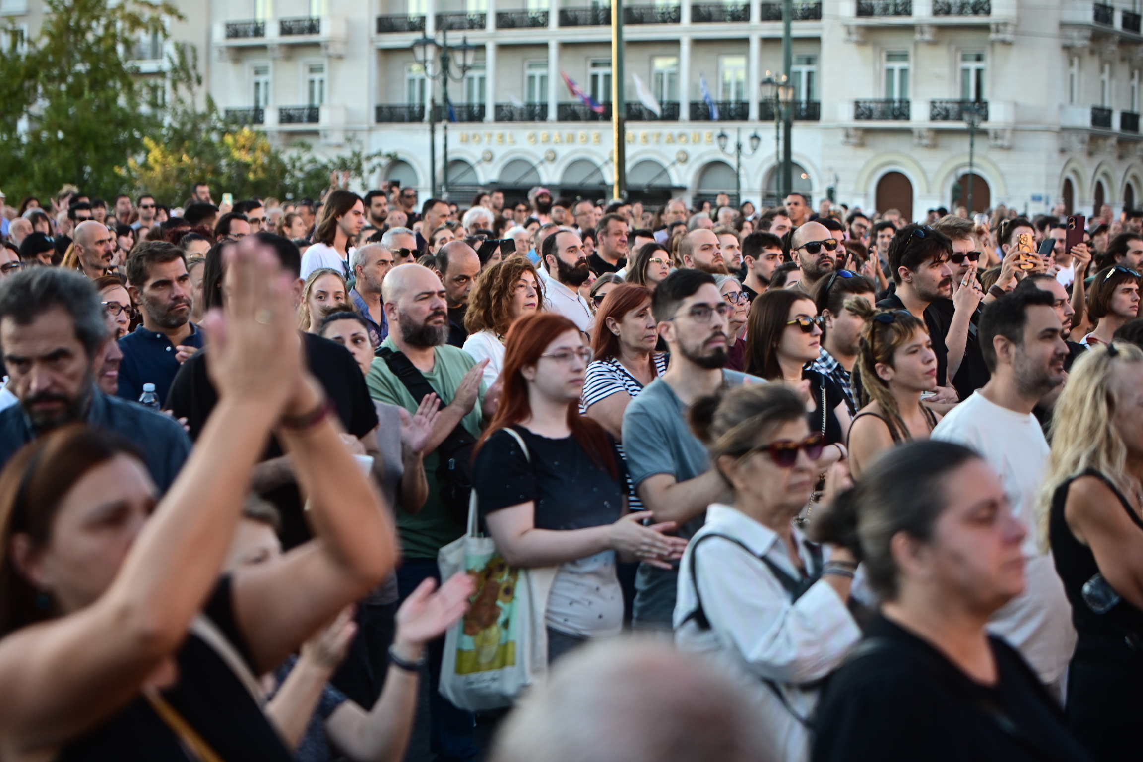 Γενική απεργία: «Παραλύει» η χώρα – Τρεις πορείες στη Θεσσαλονίκη, αλλαγές σε ΜΜΜ, πλοία, τρένα