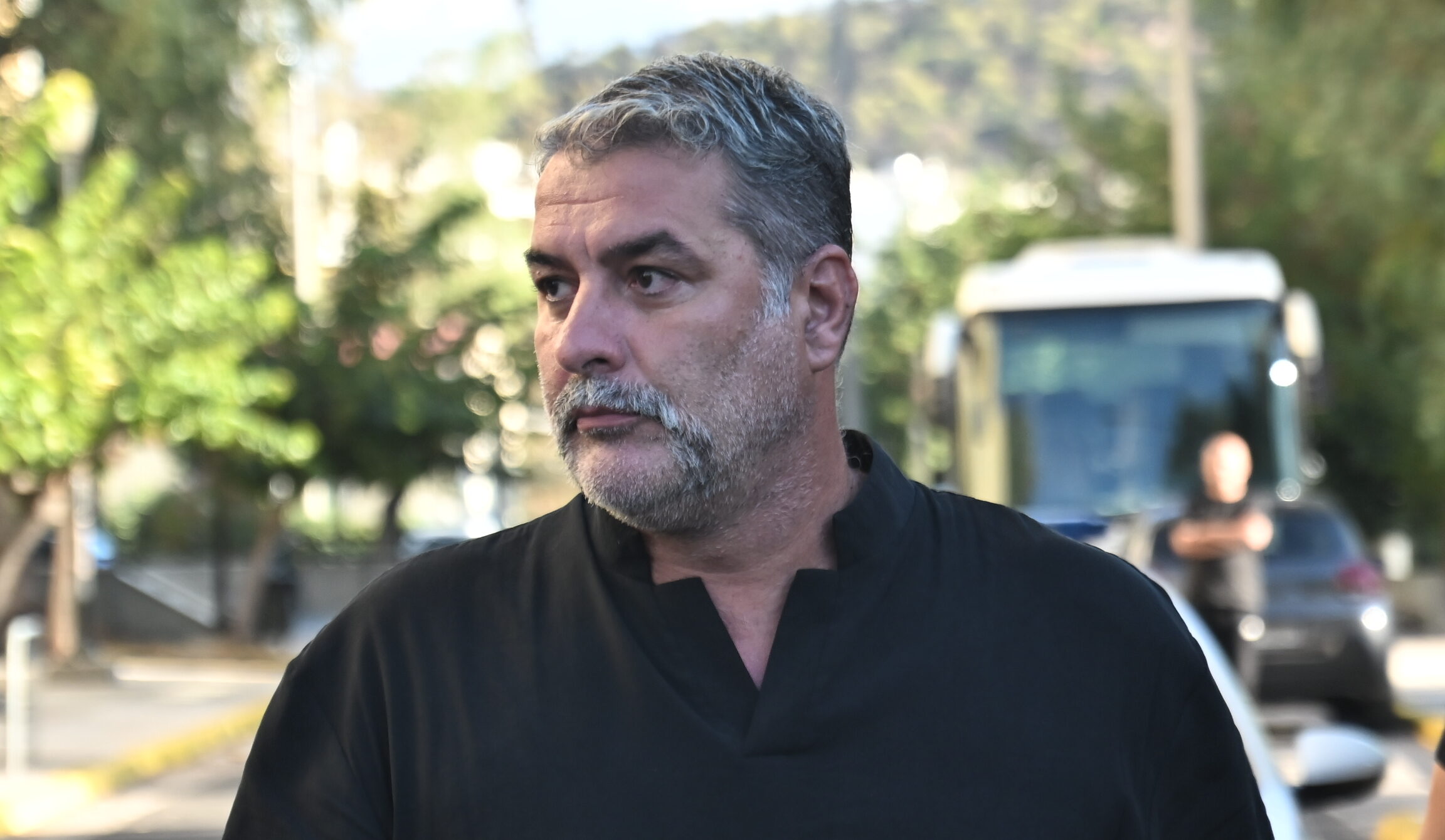 O Βασίλης Μπισμπίκης πήρε γλυκά και ζήτησε συγγνώμη από τους ιδιοκτήτες των ΙΧ για το τροχαίο που προκάλεσε