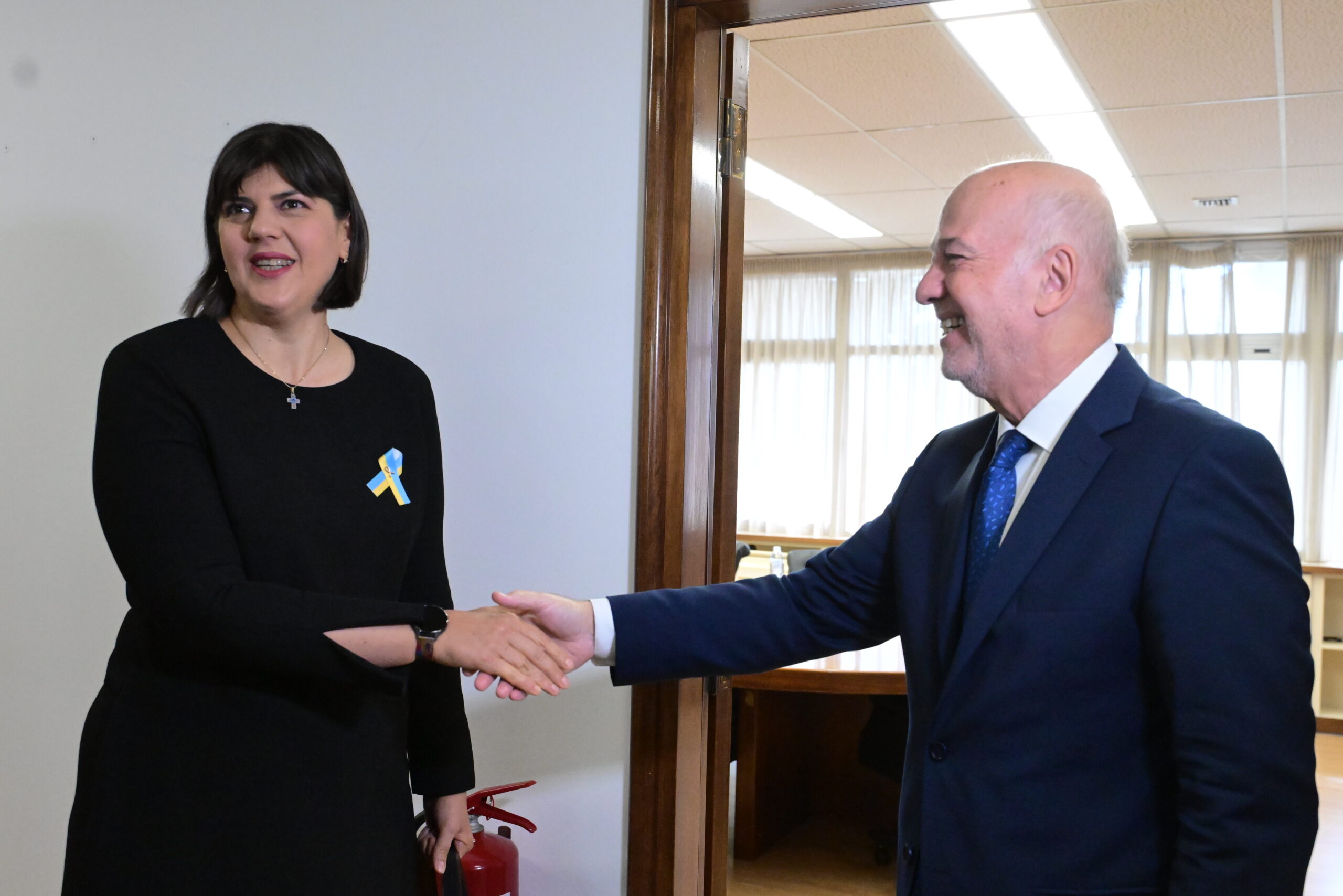 Η Λάουρα Κοβέσι στην Αθήνα: Θέτει ζήτημα ευθύνης υπουργών – Οι απαιτήσεις προς Φλωρίδη και Τζαβέλλα