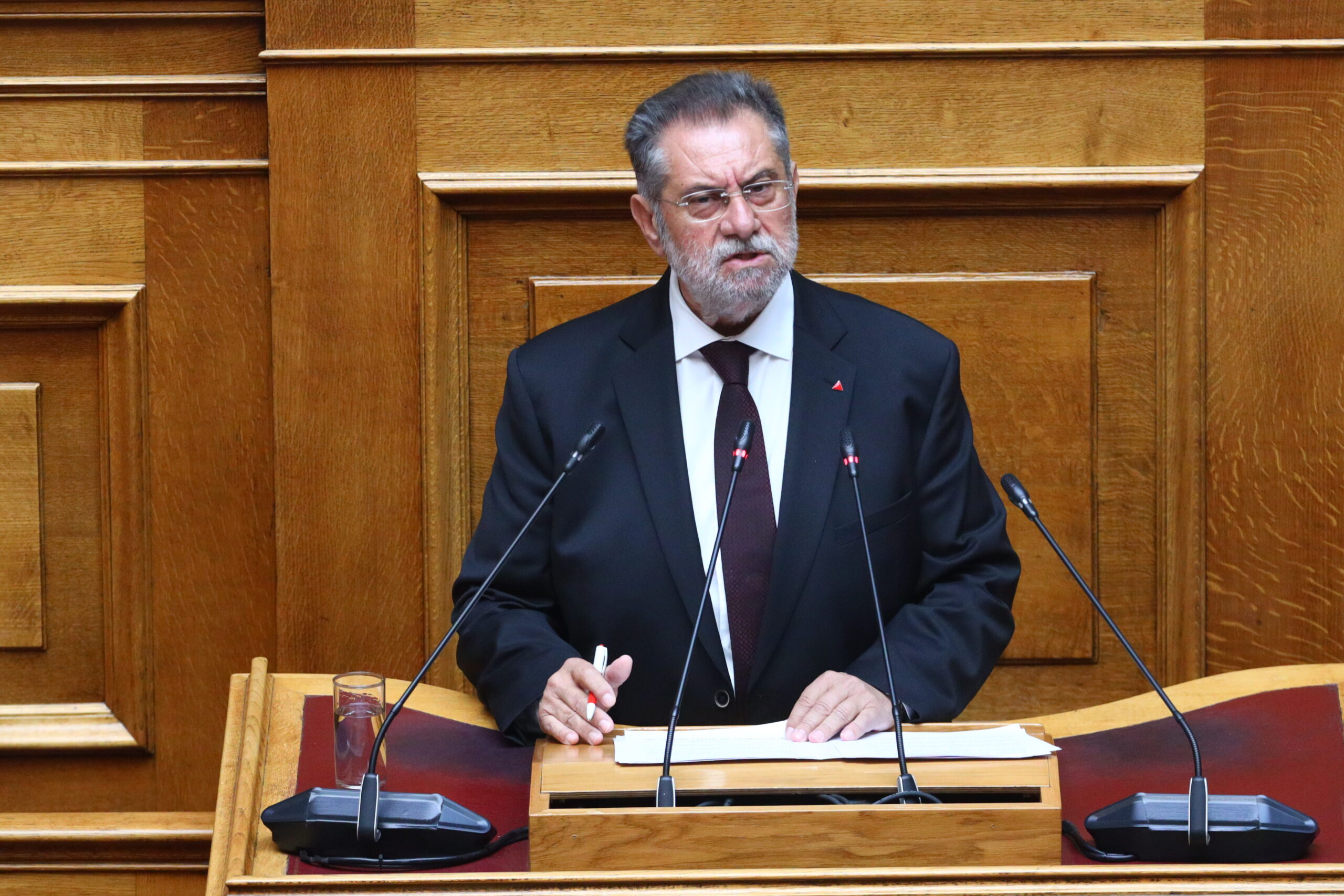 Δηλώσεις-σοκ από βουλευτή ΣΥΡΙΖΑ για το 13ωρο στα θερμοκήπια: «Οι τριτοκοσμικοί αντέχουν λίγο περισσότερο, οι λευκοί όχι»