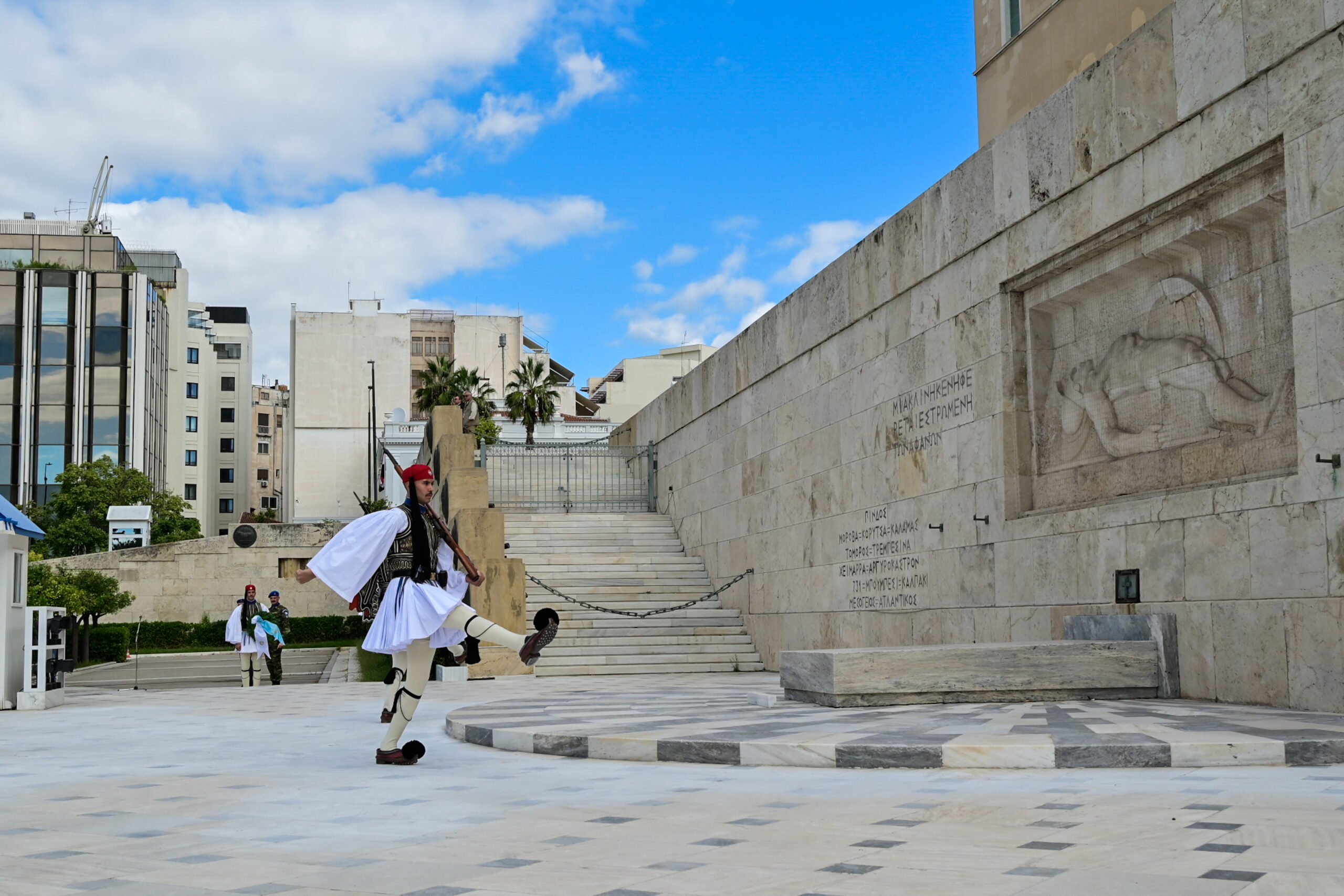 Η Κυβέρνηση βάζει τέλος στις εκδηλώσεις στον Άγνωστο Στρατιώτη: Στο ΥΠΕΘΑ η προστασία του μνημείου – Αντιδράει η αντιπολίτευση