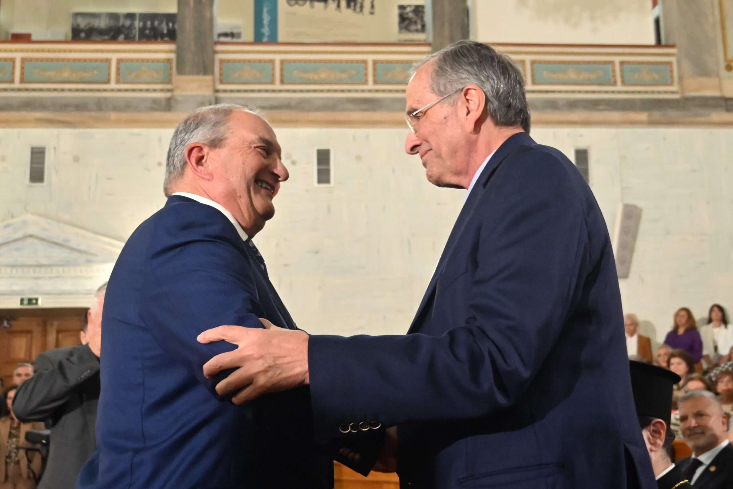 Τα σύννεφα μαζεύονται δεξιά