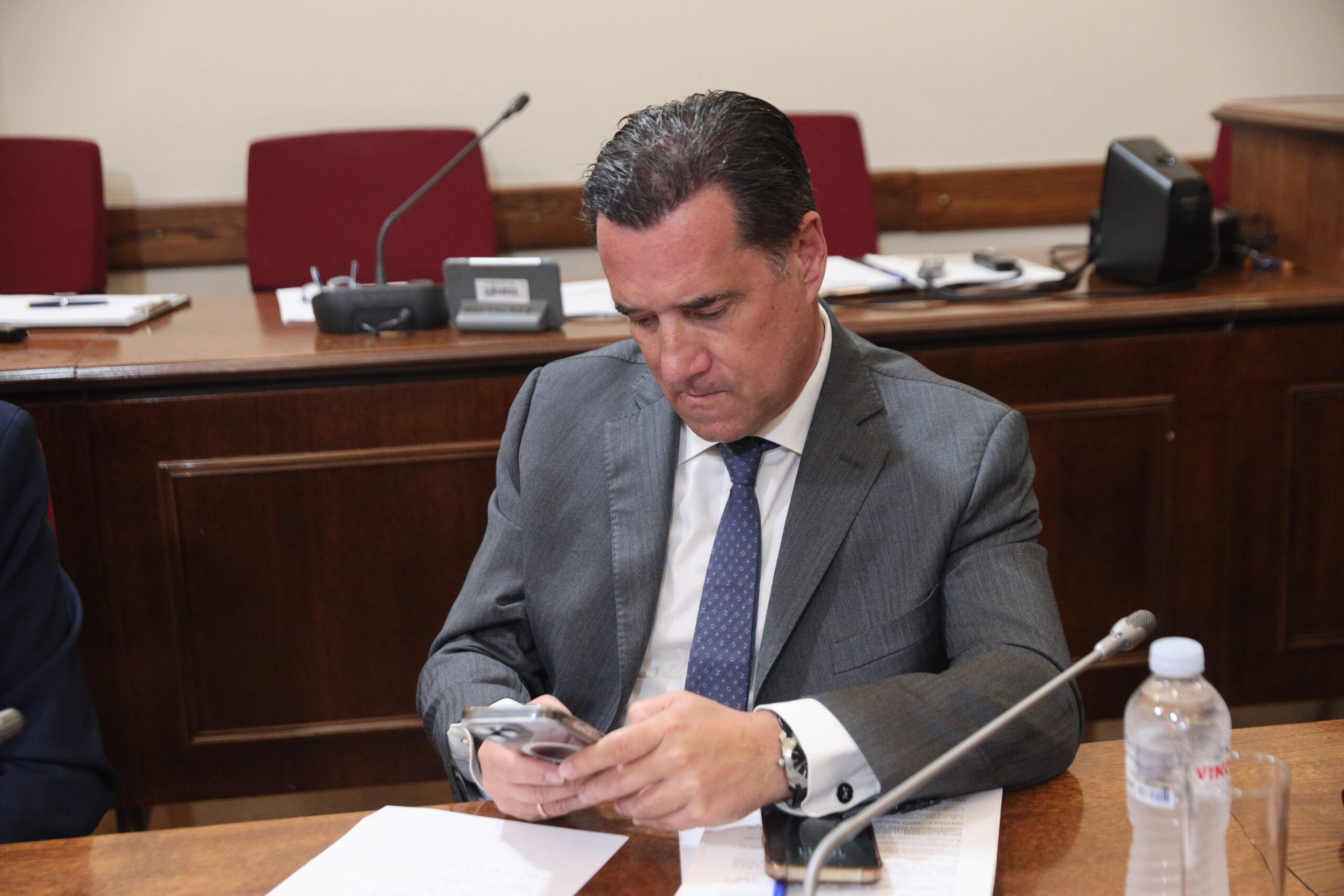 Ο Άδωνις, η Κατσαφάδου και το άρωμα της “ευφημίας”