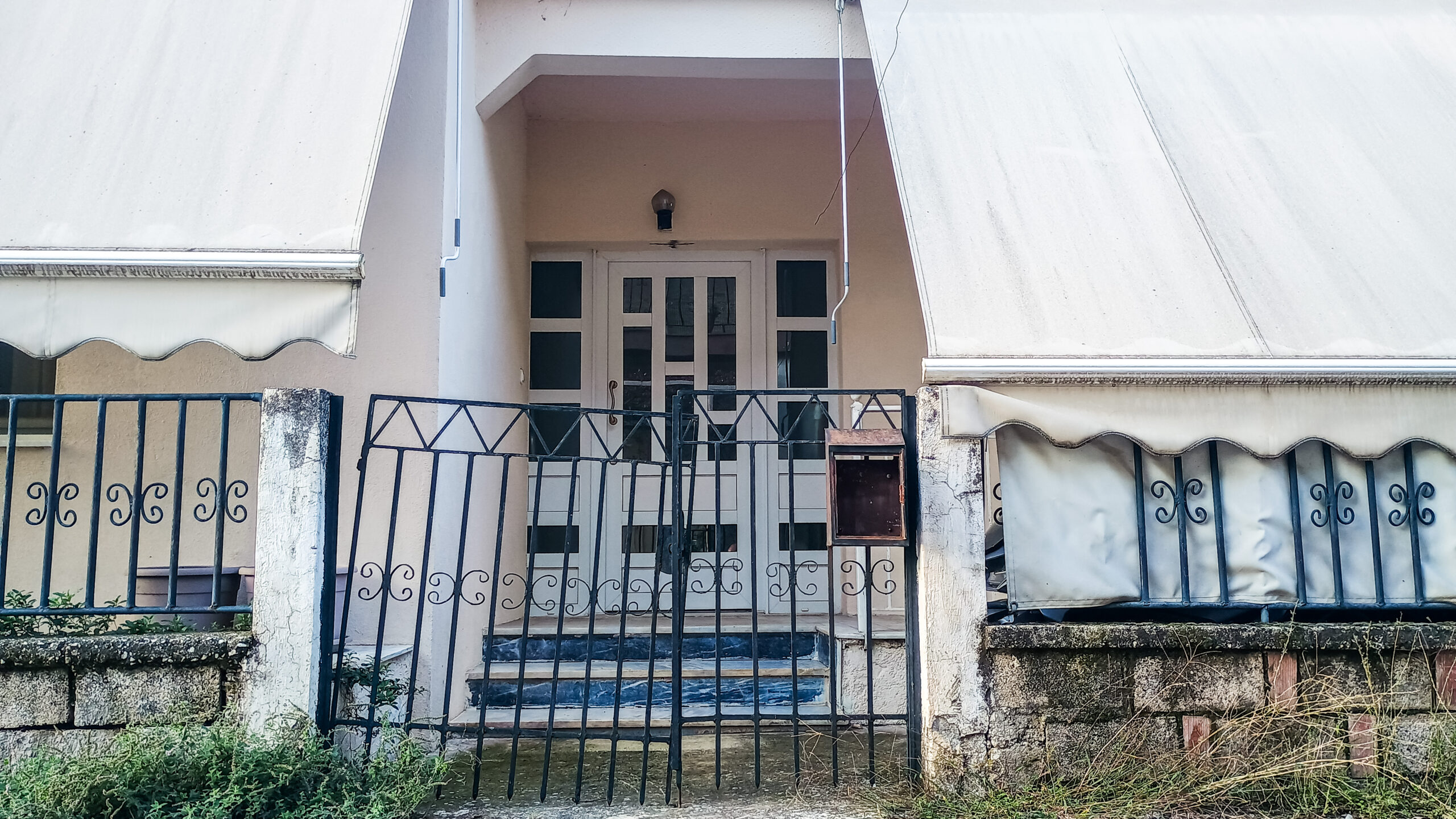 Μητροκτονία στα Τρίκαλα: «Τη σκότωσα επειδή με εξέθετε στη γειτονιά», δηλώνει ο 18χρονος – «Άλλαζε συντρόφους και με παραμελούσε»