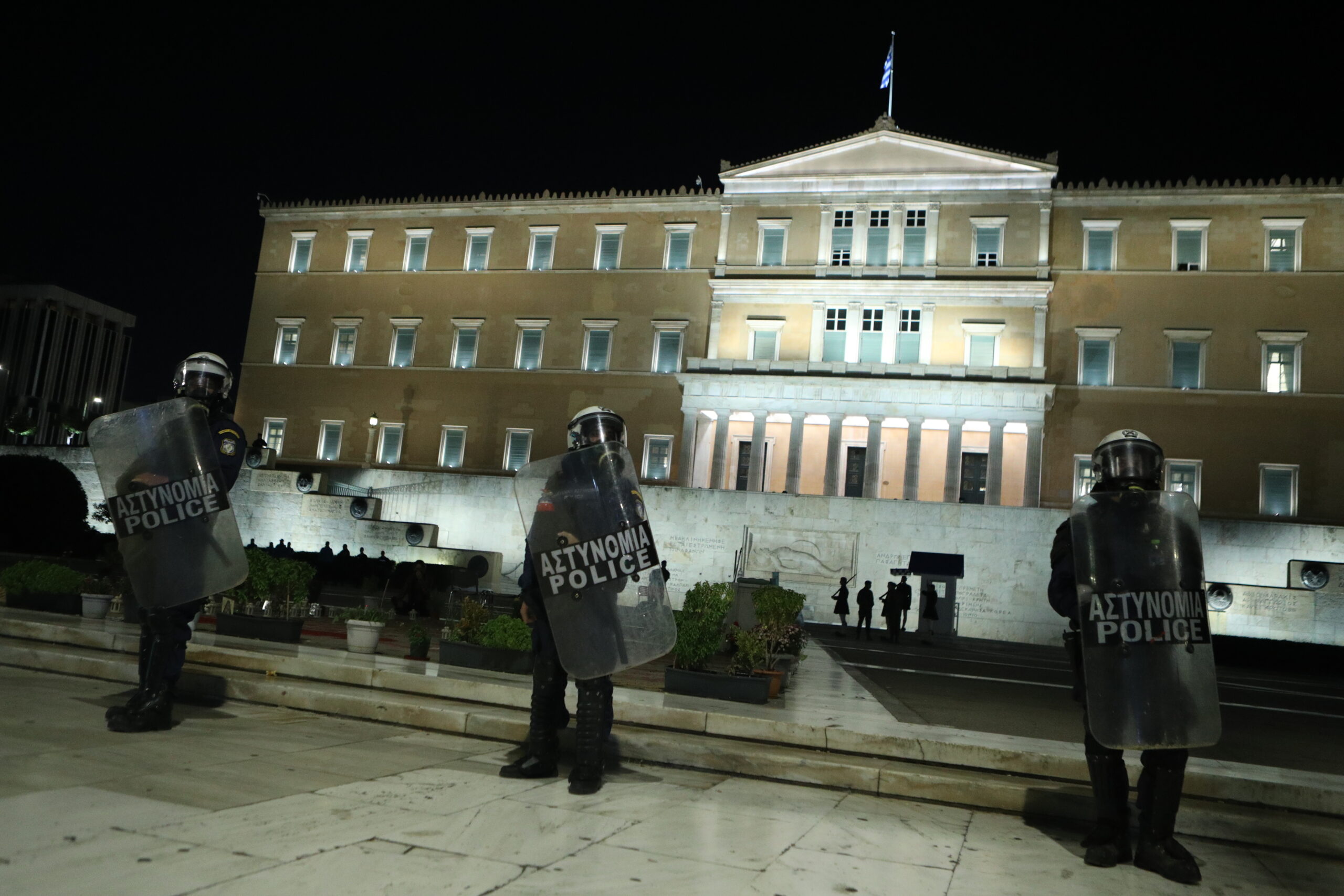 Άγνωστος Στρατιώτης: Στα «μαχαίρια» Δένδιας και Δούκας για την ευθύνη καθαριότητας – Τα ΜΑΤ στο Σύνταγμα και φοιτητική πορεία