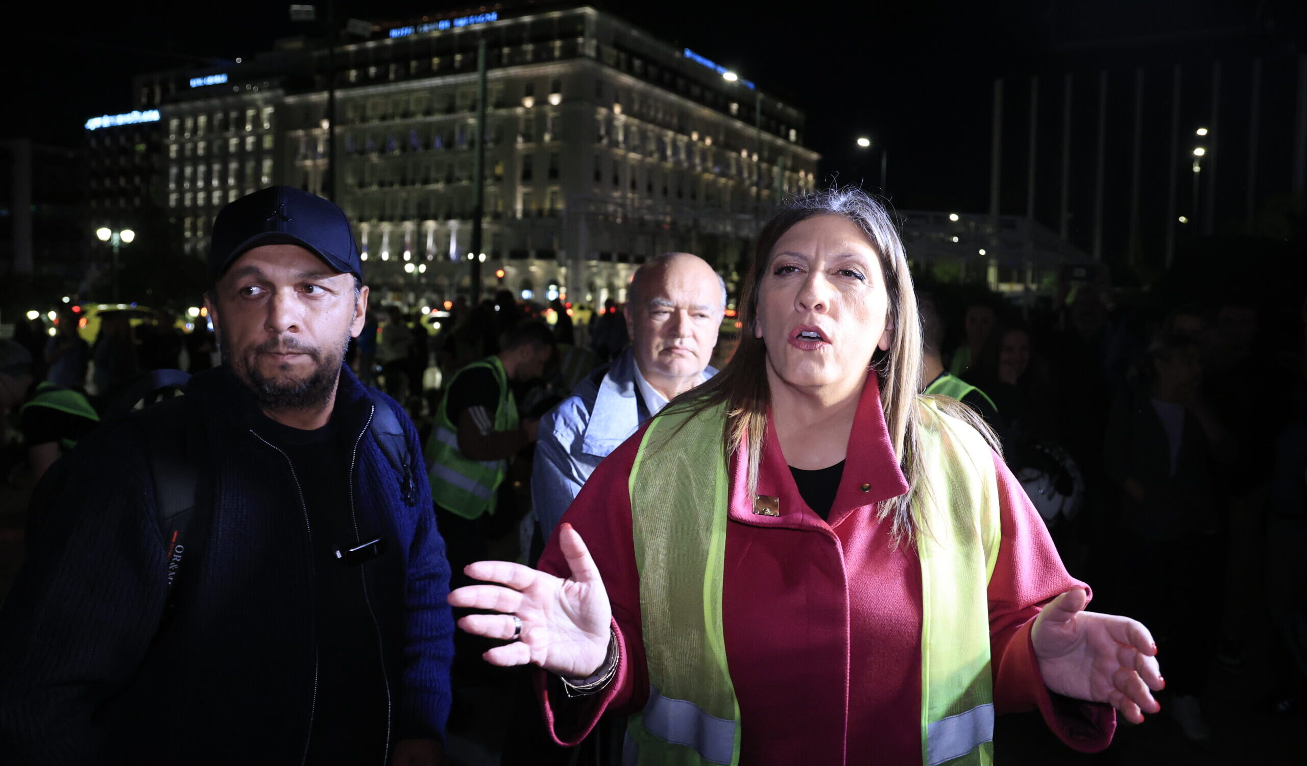 Σύνταγμα: Πάνος Ρούτσι και Κωνσταντοπούλου πήραν σκούπα και φαράσι και καθάρισαν τα ονόματα των θυμάτων (Εικόνες)
