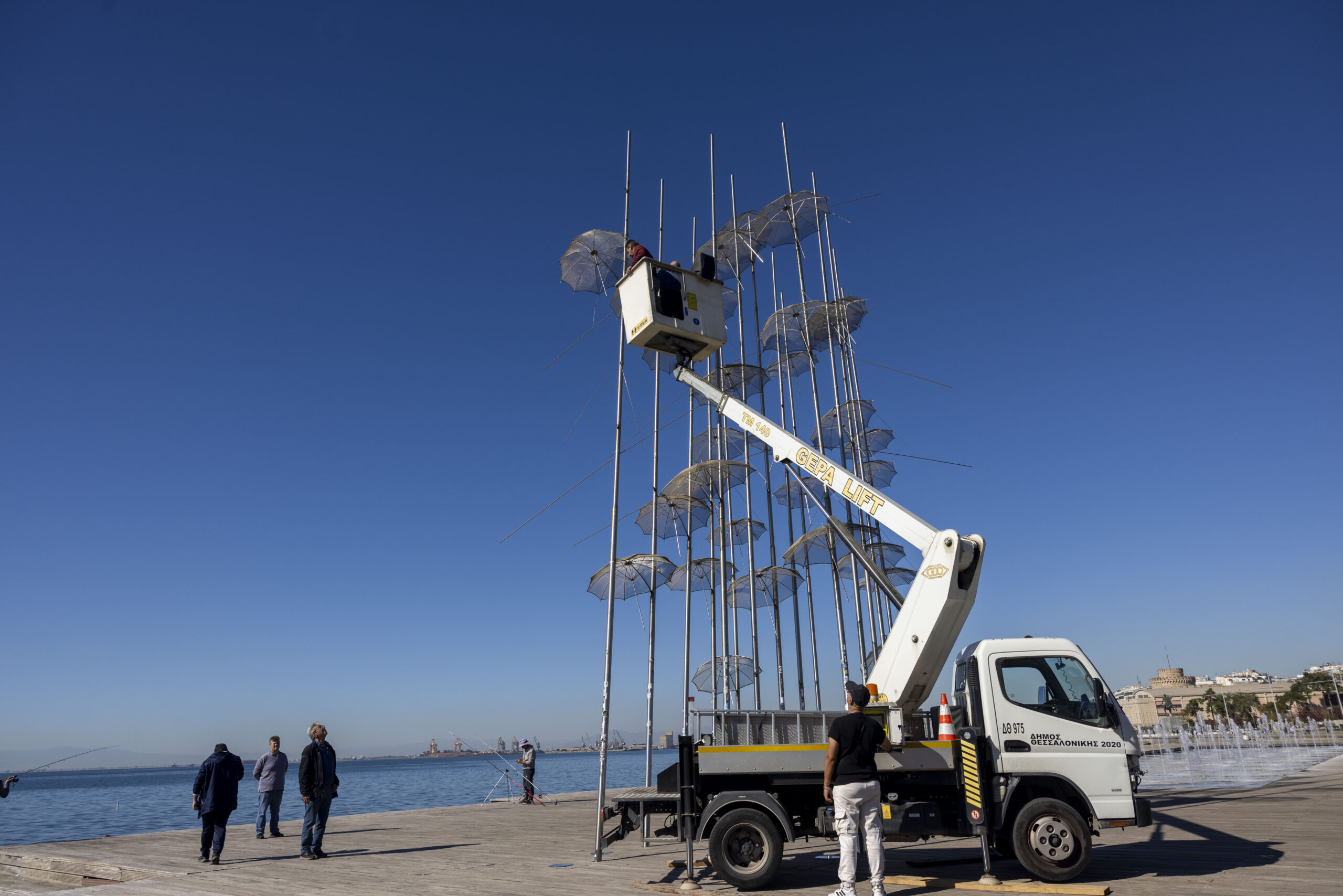 Θεσσαλονίκη: Ξήλωσαν τις 13 «Ομπρέλες» του Ζογγολόπουλου και τις στέλνουν Αθήνα για συντήρηση