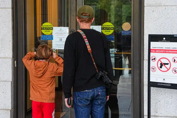 Shutdown στις ΗΠΑ: Εκατοντάδες χιλιάδες πολίτες στα συσσίτια για ένα πιάτο φαγητό (Βίντεο)