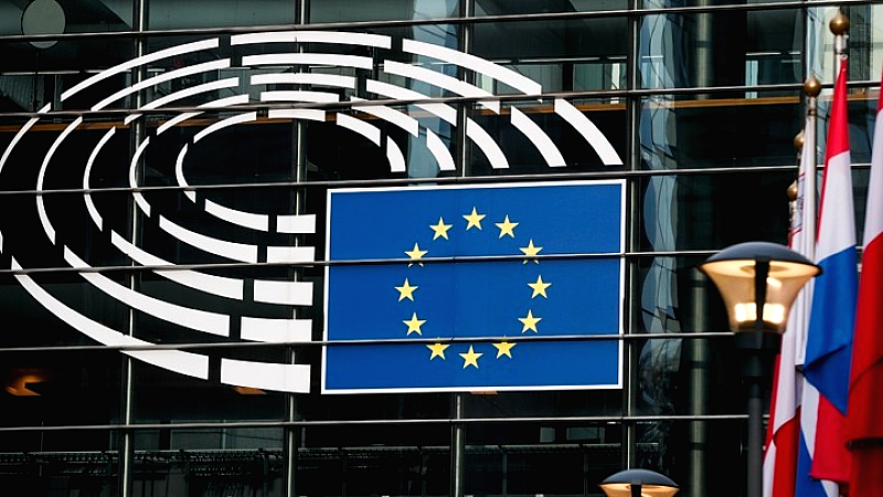 Αντιδράσεις από πολιτικές ομάδες του Ευρωπαϊκού Κοινοβουλίου για τη συμφωνία του προγράμματος στήριξης της Ευρωπαϊκής Αμυντικής Βιομηχανίας