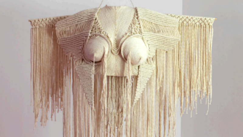 Έναρξη της έκθεσης Flesh & Fabric στα Εξάρχεια: Μια εξερεύνηση της σχέσης σώματος και ενδύματος