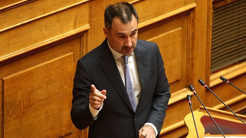 Συζητώντας την εξωτερική πολιτική στη Βουλή: Αλέξης Χαρίτσης και η διεθνής υποχώρηση της χώρας