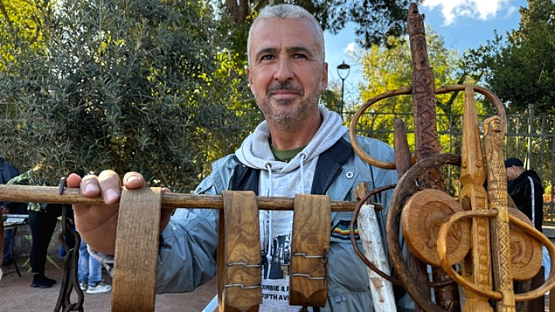 Ο Χαρίλαος Τζάνης: Φύλακας της λαϊκής τέχνης που φέρνει την Ήπειρο στην καρδιά της Αθήνας