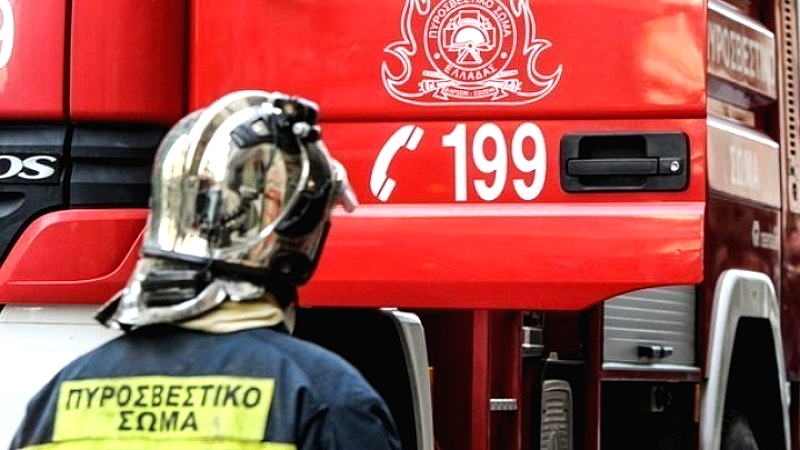 Γυναίκα χωρίς αισθήσεις σε πολυκατοικία της Νεάπολης μετά από φωτιά