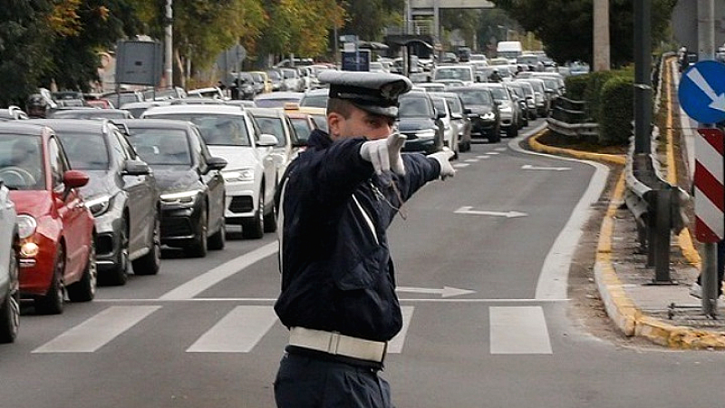 Διακοπή κυκλοφορίας στην οδό Εμμανουήλ Μπενάκη λόγω βλάβης της ΕΥΔΑΠ