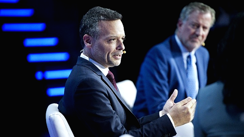Διάλογος Χ. Δούκα και Μπ. ντε Μπλάζιο στο Athens Democracy Forum: Η ανάγκη ενίσχυσης της τοπικής φωνής για τη δημοκρατία