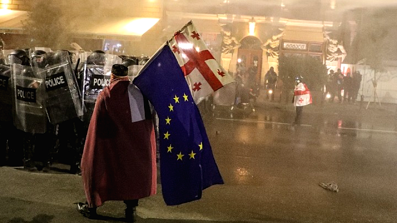 Γεωργία: Σφοδρές συγκρούσεις μεταξύ αστυνομίας και διαδηλωτών στο προεδρικό μέγαρο, με φόντο τις δημοτικές εκλογές