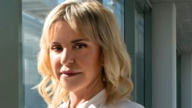 Η Ιουλία Τσέτη αναδεικνύει την αναγκαιότητα απενοχοποίησης της βιομηχανίας στην Ελλάδα για την ανάπτυξή της