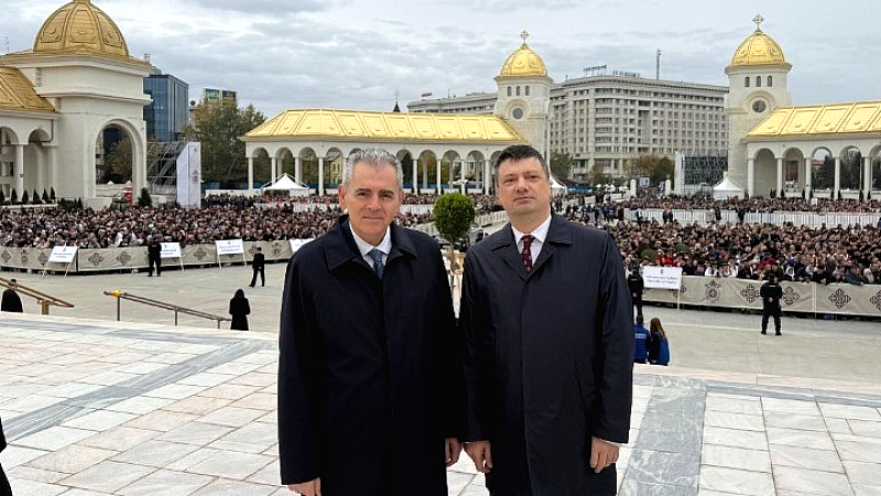 Μ. Χαρακόπουλος: Ο καθαγιασμός εικόνων στον καθεδρικό ναό Βουκουρεστίου ενισχύει την Ορθοδοξία στη Ρουμανία