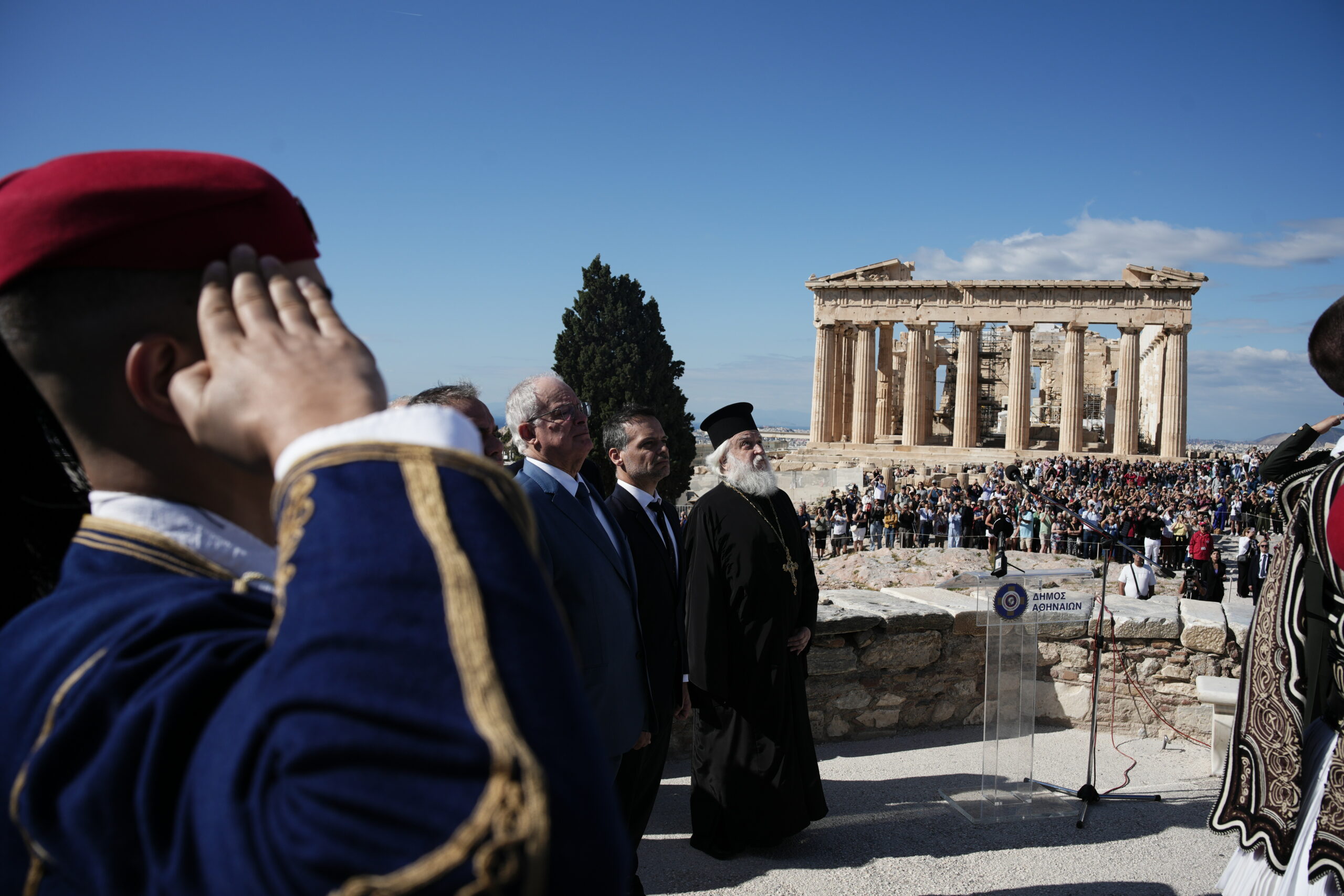 Χ. Δούκας: Πριν από 81 χρόνια, η σβάστικα κατέβηκε από την Ακρόπολη – Στη θέση της υψώθηκε ξανά η ελληνική σημαία